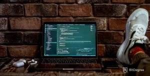 Các framework PHP: laptop và viết mã.